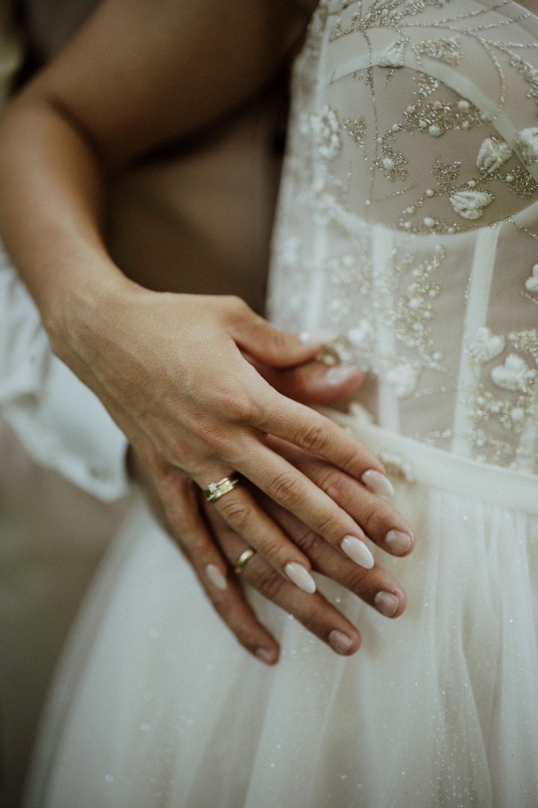 Paar-Shooting bei Golden Hour nach freier Trauung